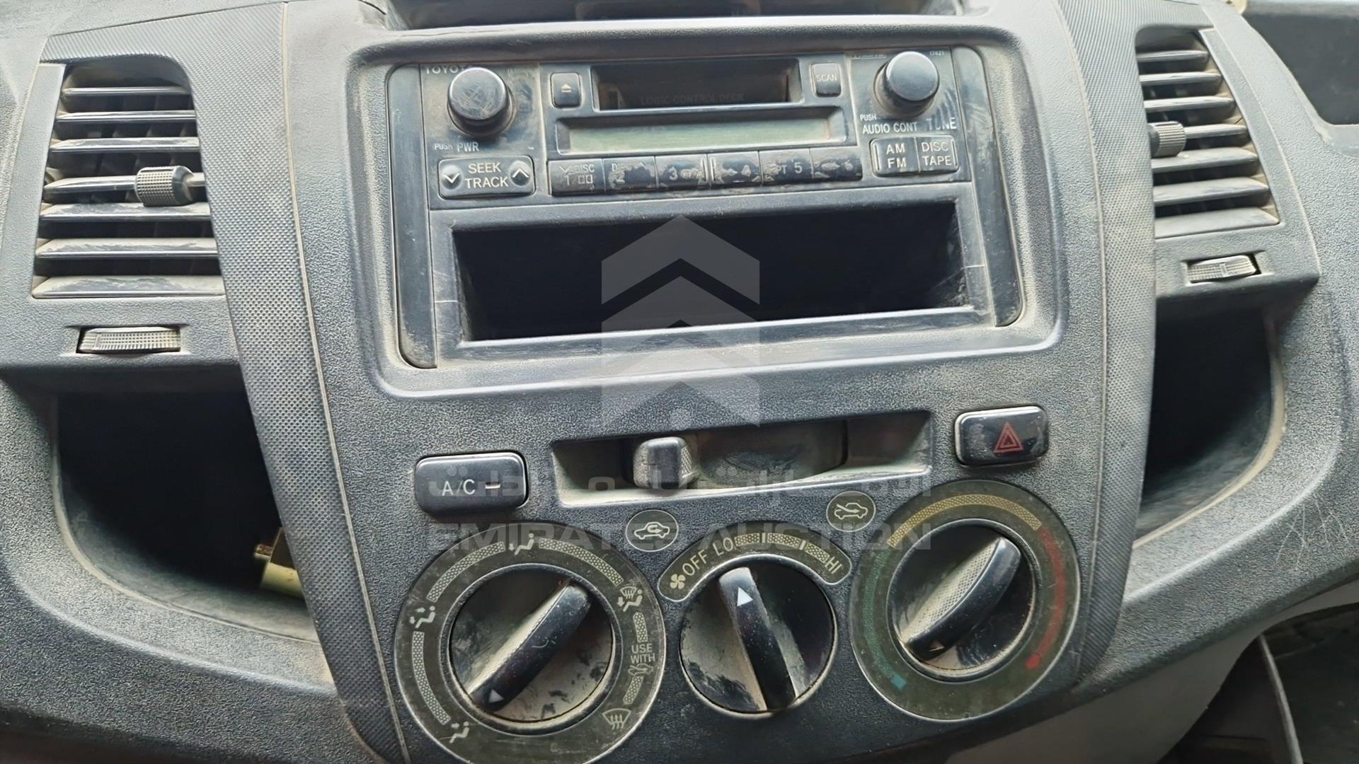 2007 TOYOTA HILUX VIN: MR0CX12GX70017604