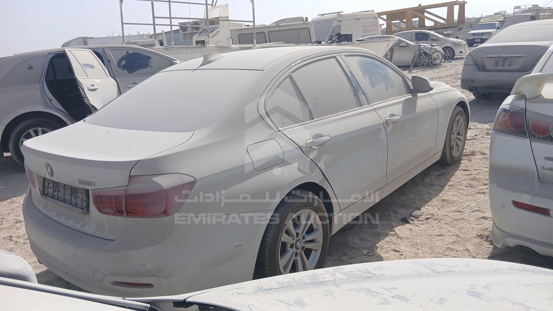 بي ام دبليو 318i 2018 — الزاوية الخلفية اليمنى — صورة 8