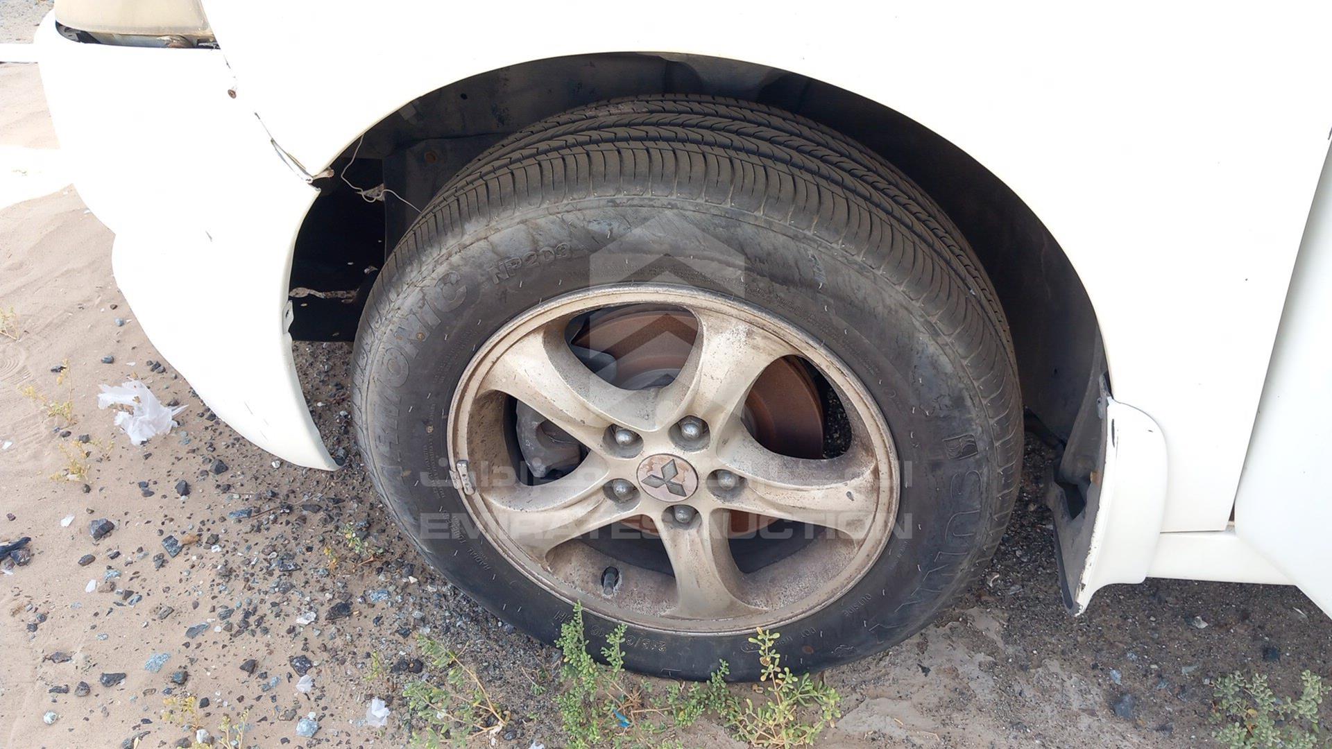 2005 MITSUBISHI GRANDIS VIN: JMYLRNA4W5Z703642