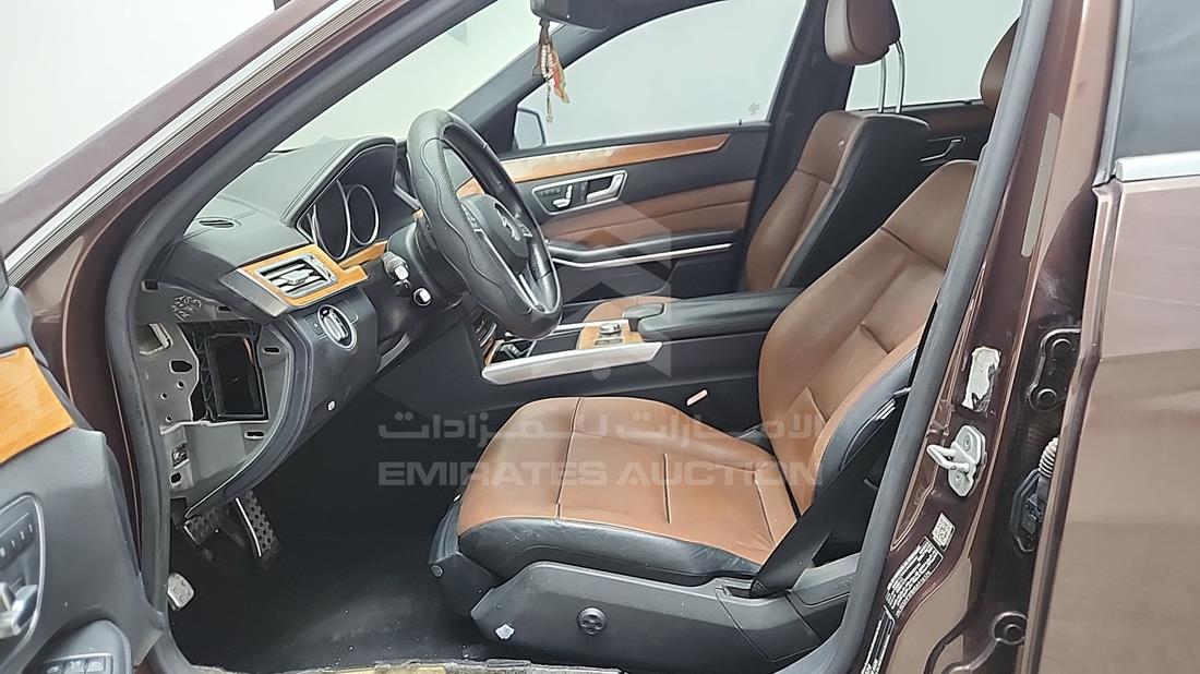 مرسيدس إى 300 2014 — زاوية السائق الأمامية اليسرى — صورة 12