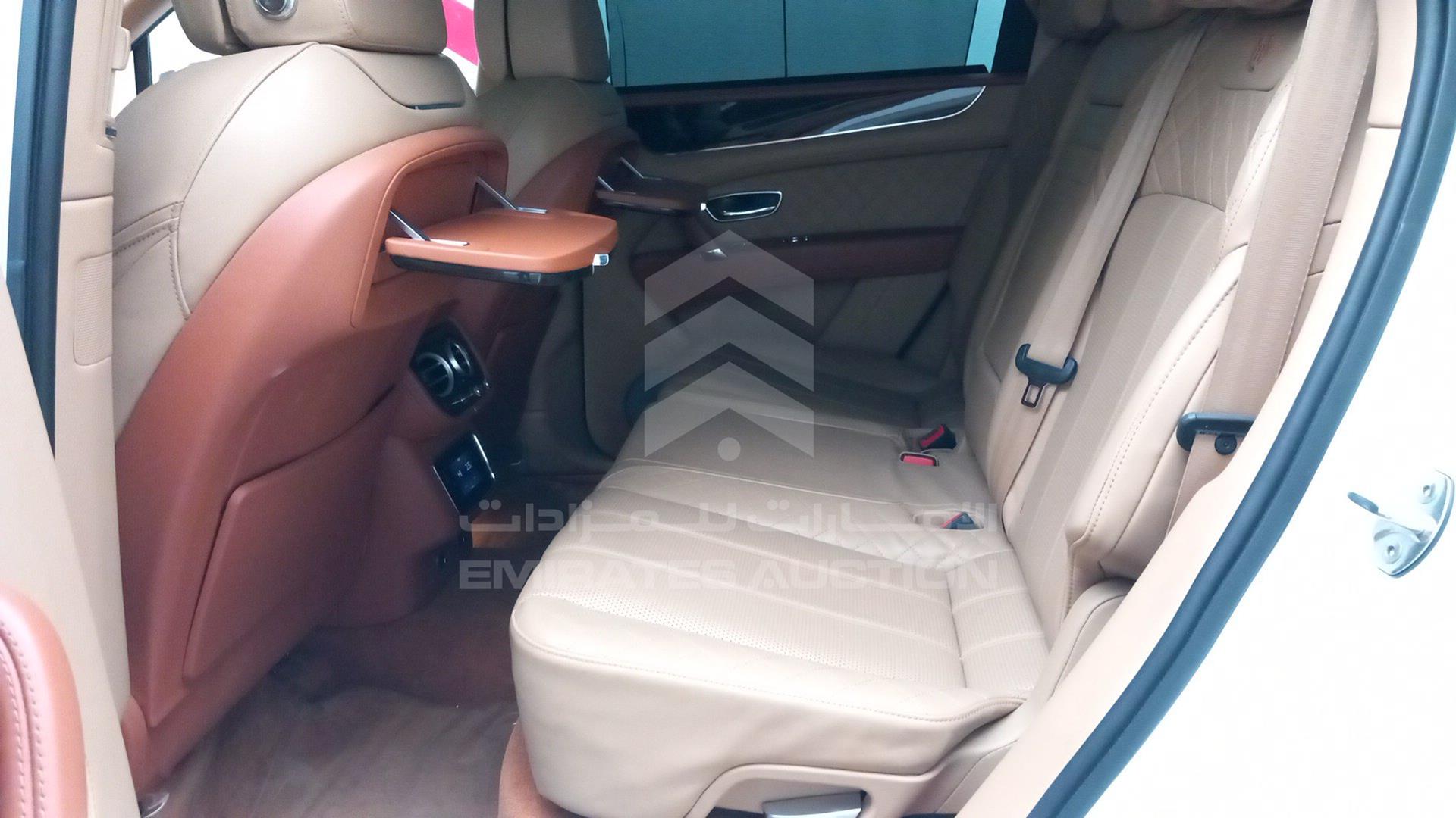 2017 BENTLEY BENTAYGA VIN: SJAAB1ZV8HC015778