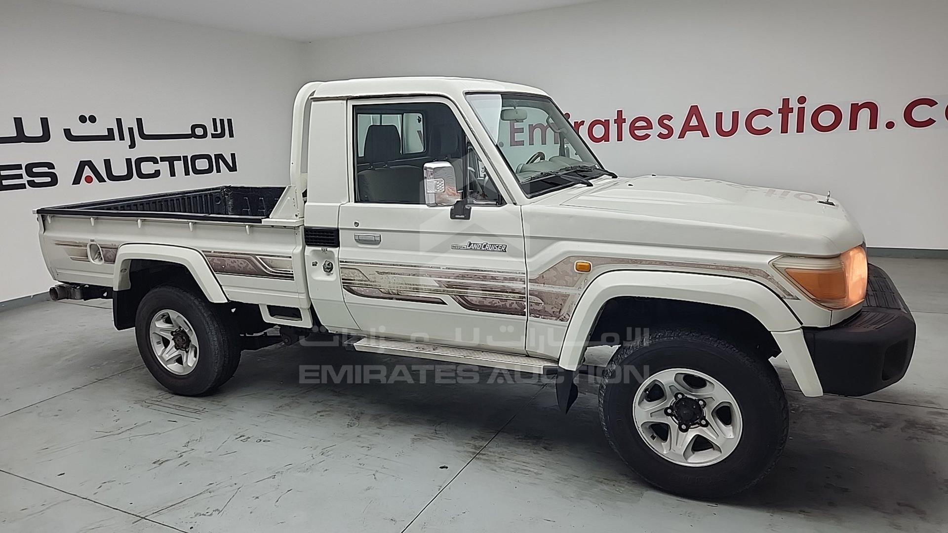 2013 TOYOTA LAND CRUISER PICKUP VIN: JTFLU73J6D4538691