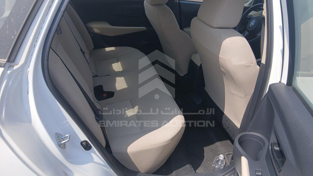 تويوتا ياريس 2023 — زاوية الراكب الخلفي اليمنى — صورة 22