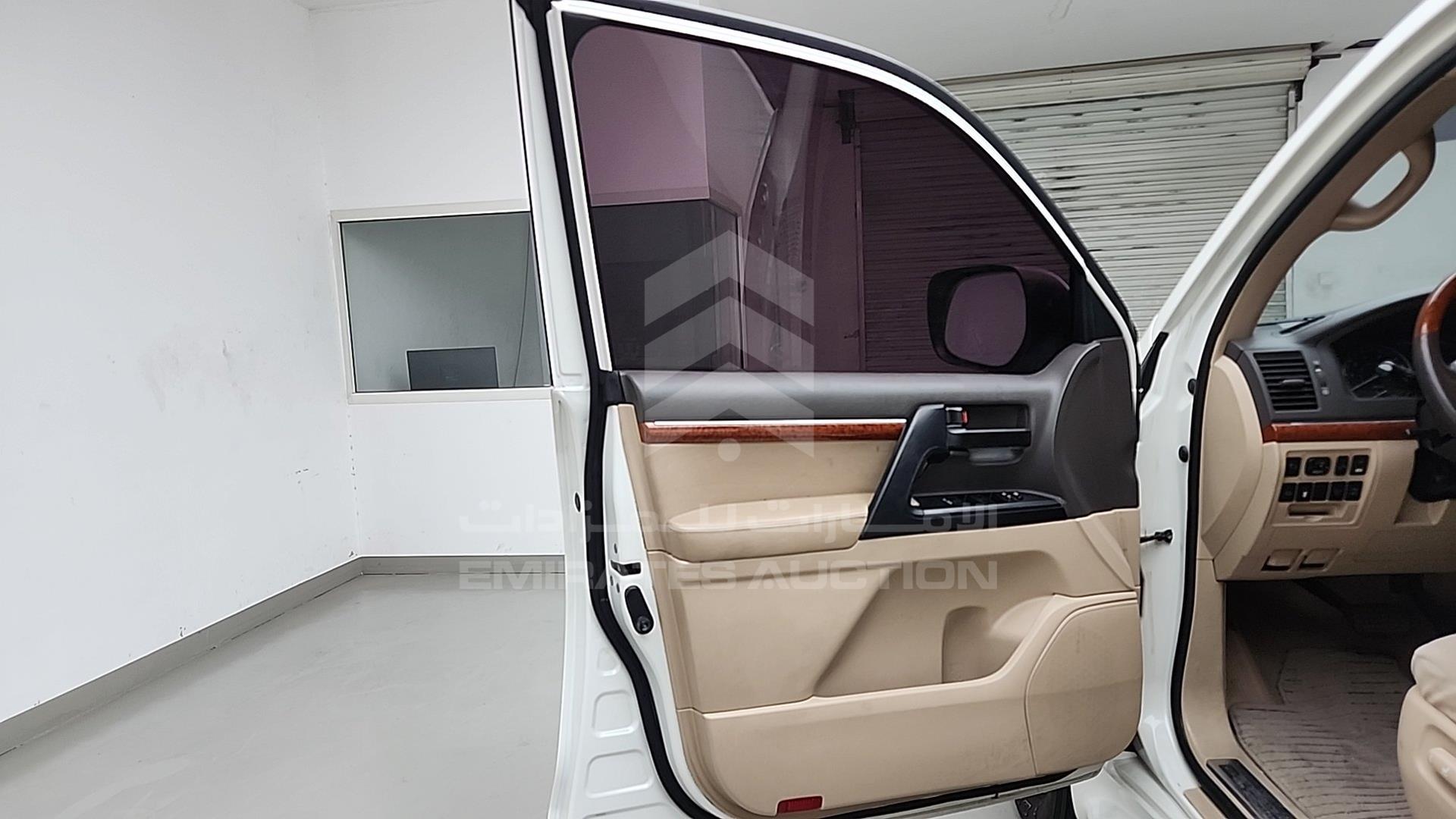 2014 TOYOTA LAND CRUISER VIN: JTMHX09J8E5047409