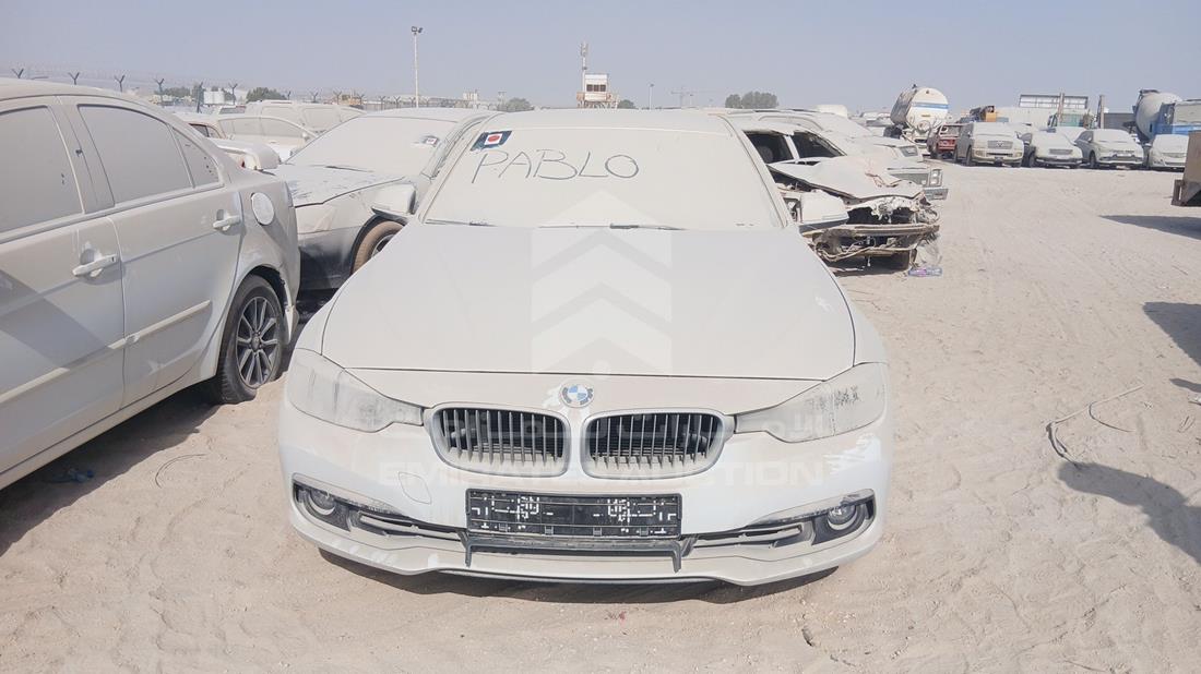 بي ام دبليو 318i 2018 — الزاوية الأمامية بالكامل — صورة 1