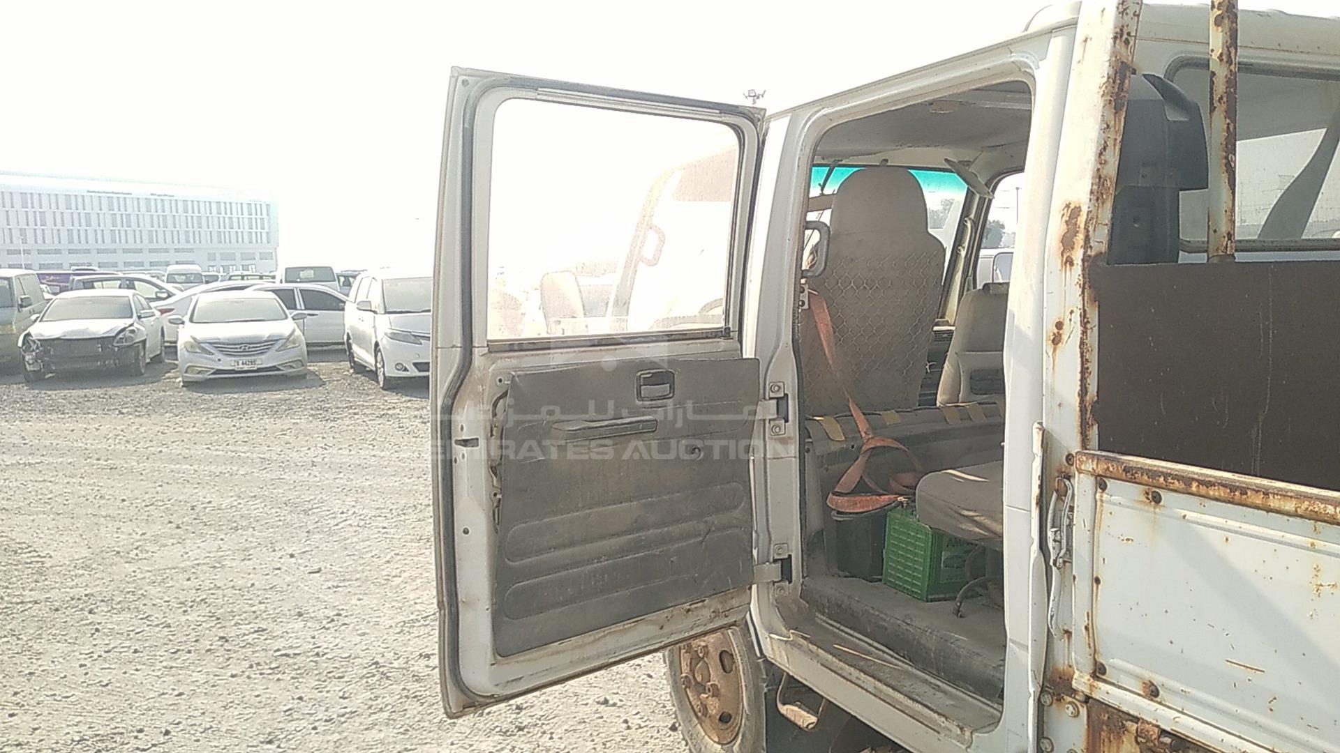 2010 ISUZU NKR VIN: LWLNKR8H7AL037000