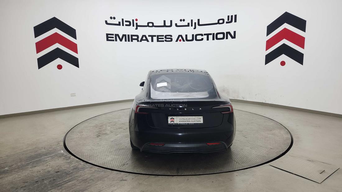 تيسلا موديل 3 2024 — الزاوية الخلفية اليسرى — صورة 4