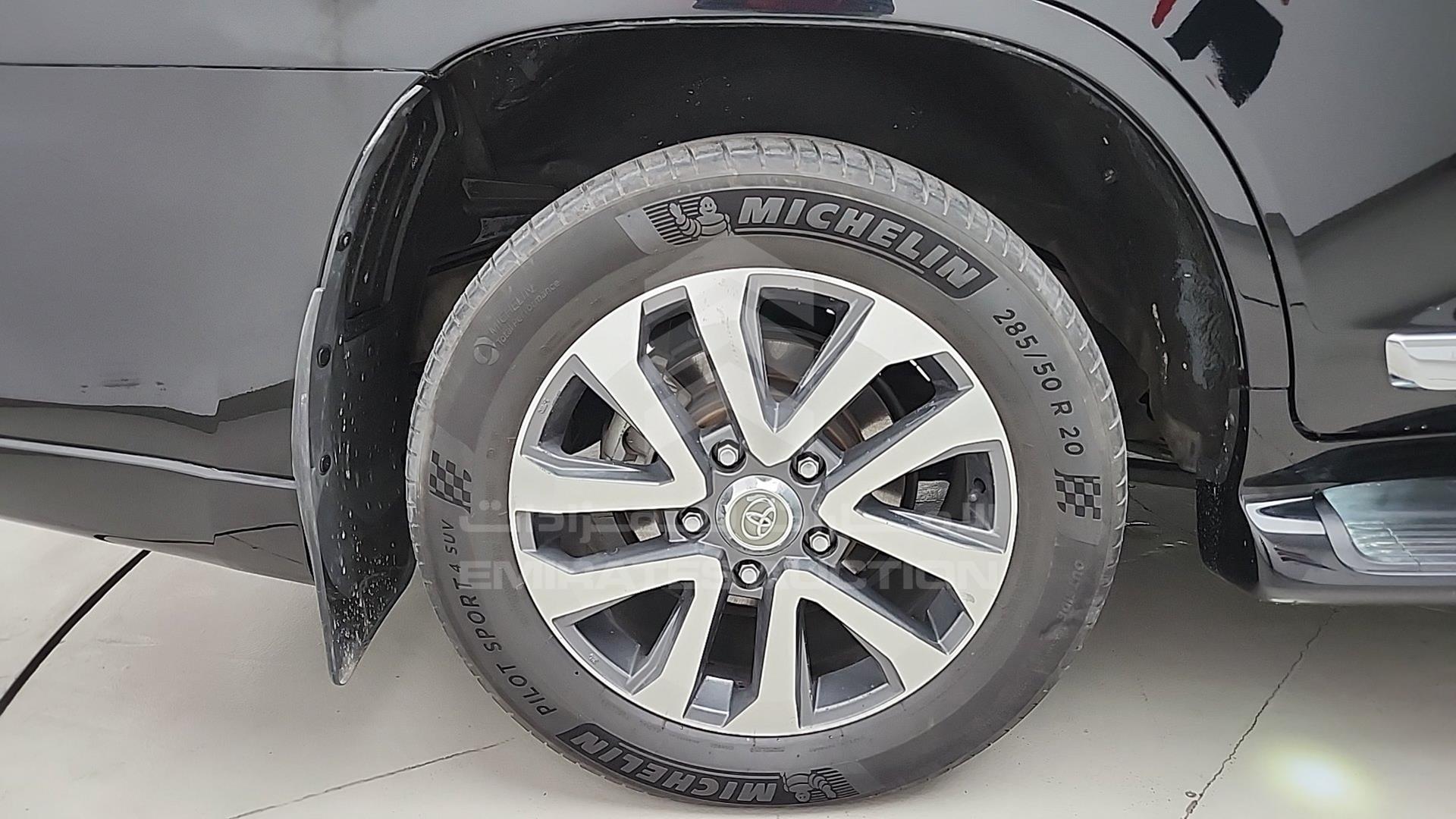 2018 TOYOTA LAND CRUISER VIN: JTMHY05J6J4073218