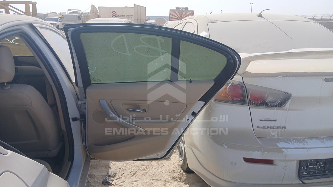 بي ام دبليو 318i 2018 — الباب الخلفي الأيمن — صورة 21