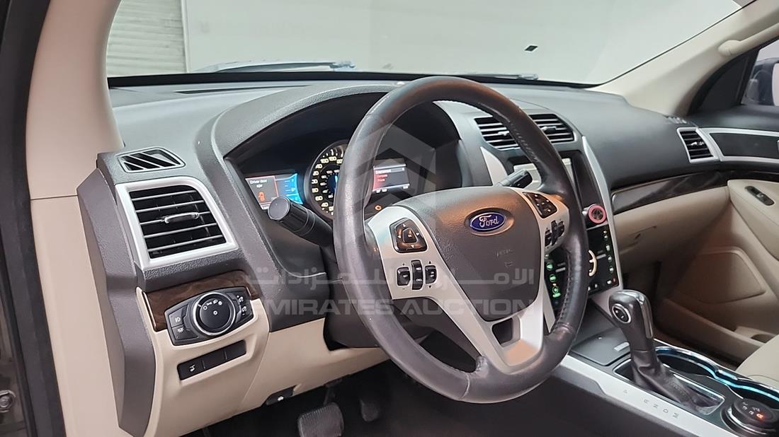 فورد اكسبلورر 2015 — زاوية واجهة السائق الأمامية اليسرى — صورة 14