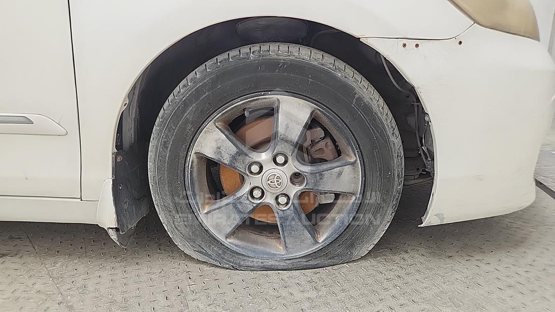 2011 Toyota Camry — Front Right Tyre — Photo 40