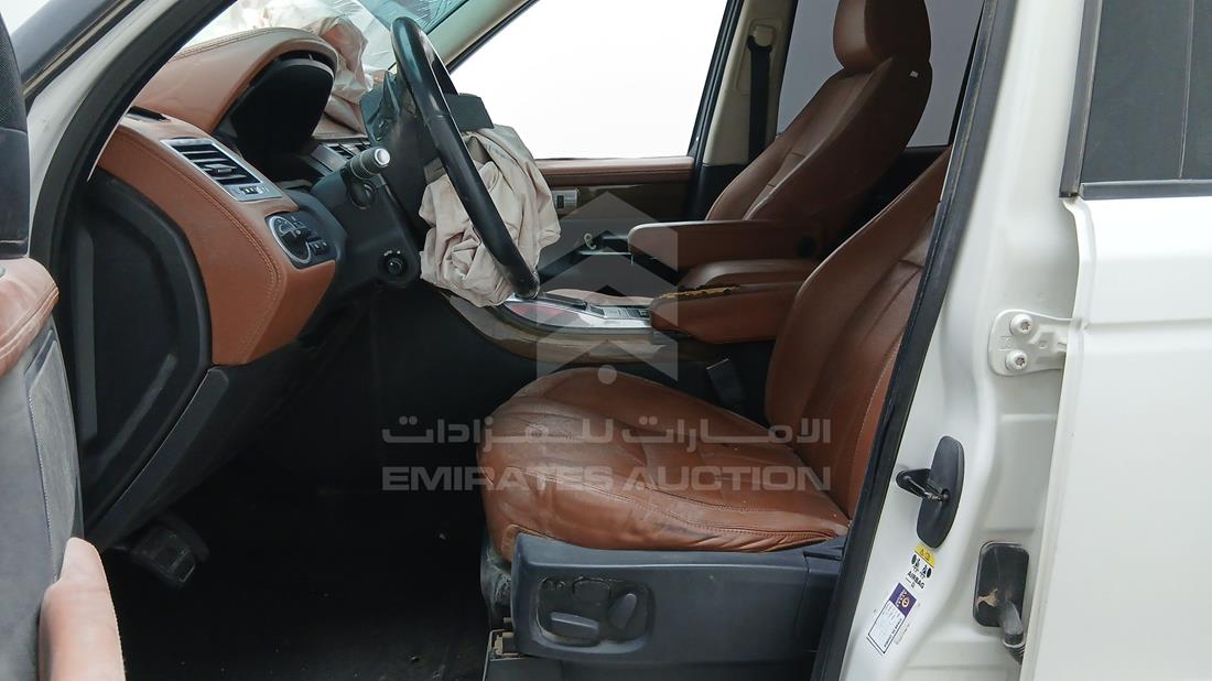 رنج روفر سبورت 2012 — زاوية السائق الأمامية اليسرى — صورة 12