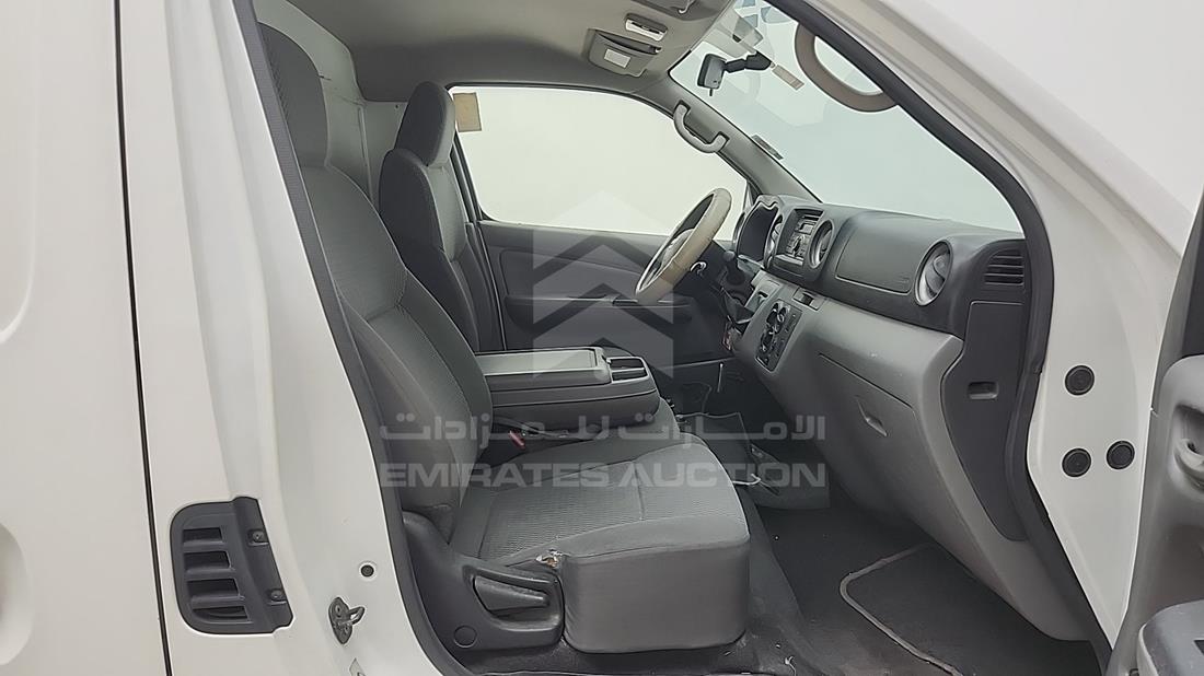 نيسان أورفان 2020 — زاوية الراكب الأمامي للمقعد — صورة 14