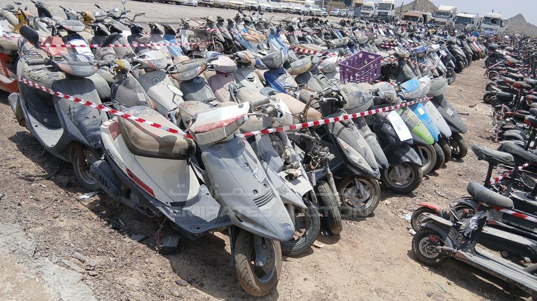 20 Scooter - Scrap without document — Front Right Angle — Photo 9