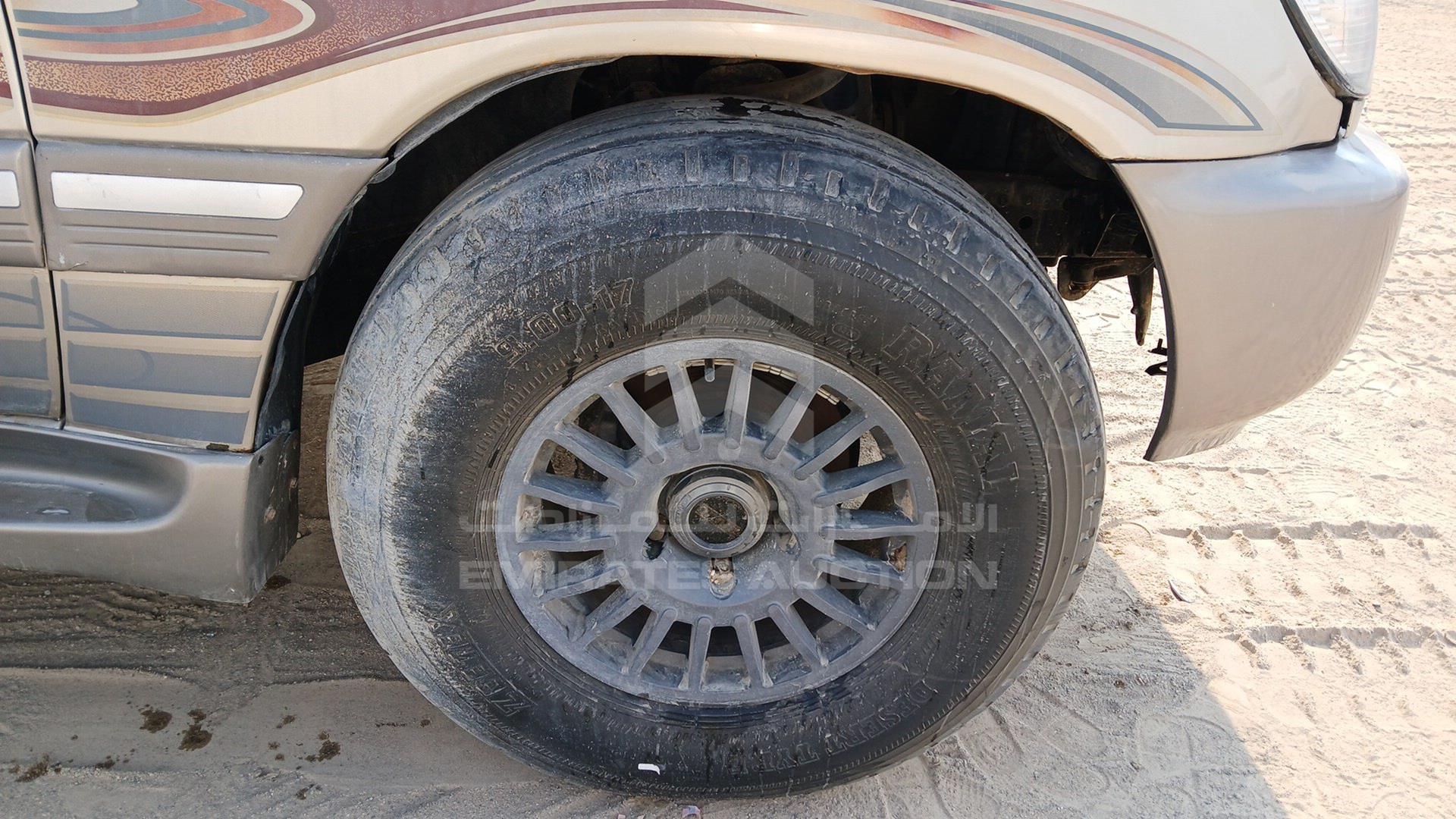 2005 TOYOTA LAND CRUISER VIN: JTEHJ09J455111569