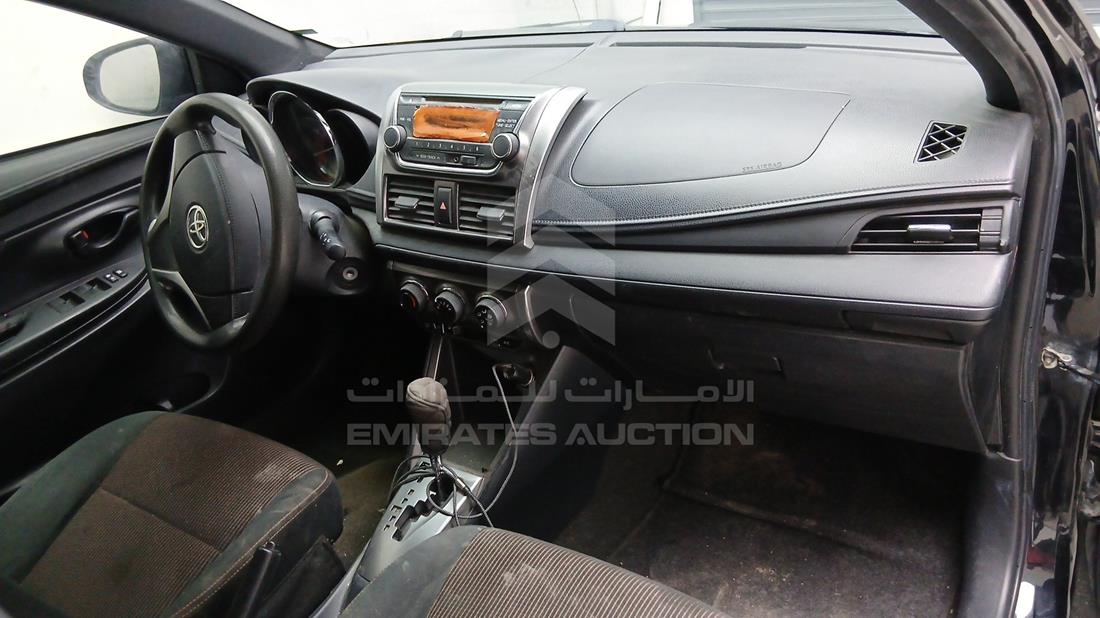 تويوتا ياريس 2015 — زاوية واجهة الراكب الأمامي الأيمن — صورة 25