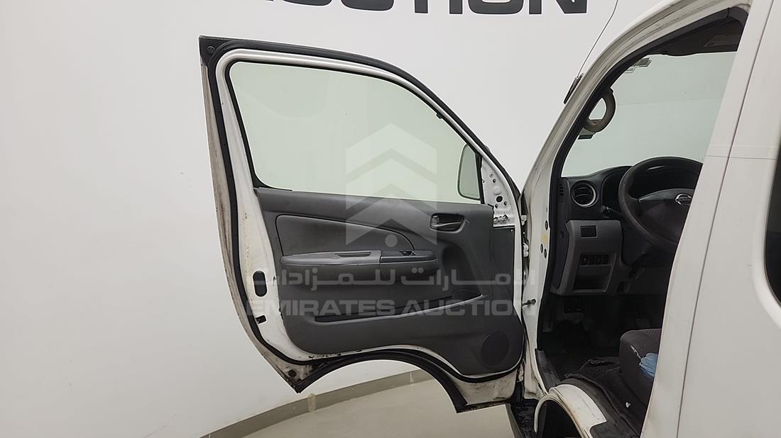 نيسان أورفان 2017 — الباب الأمامي الأيسر — صورة 5