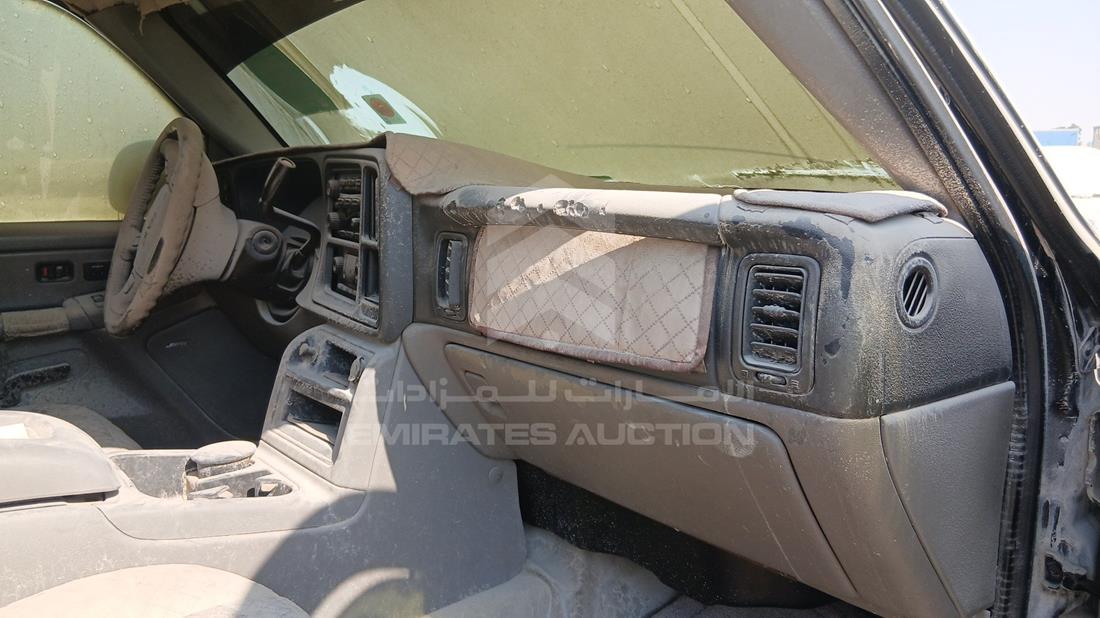 2005 GMC Yukon — Front Right Passenger Dashboard View — Photo 23
