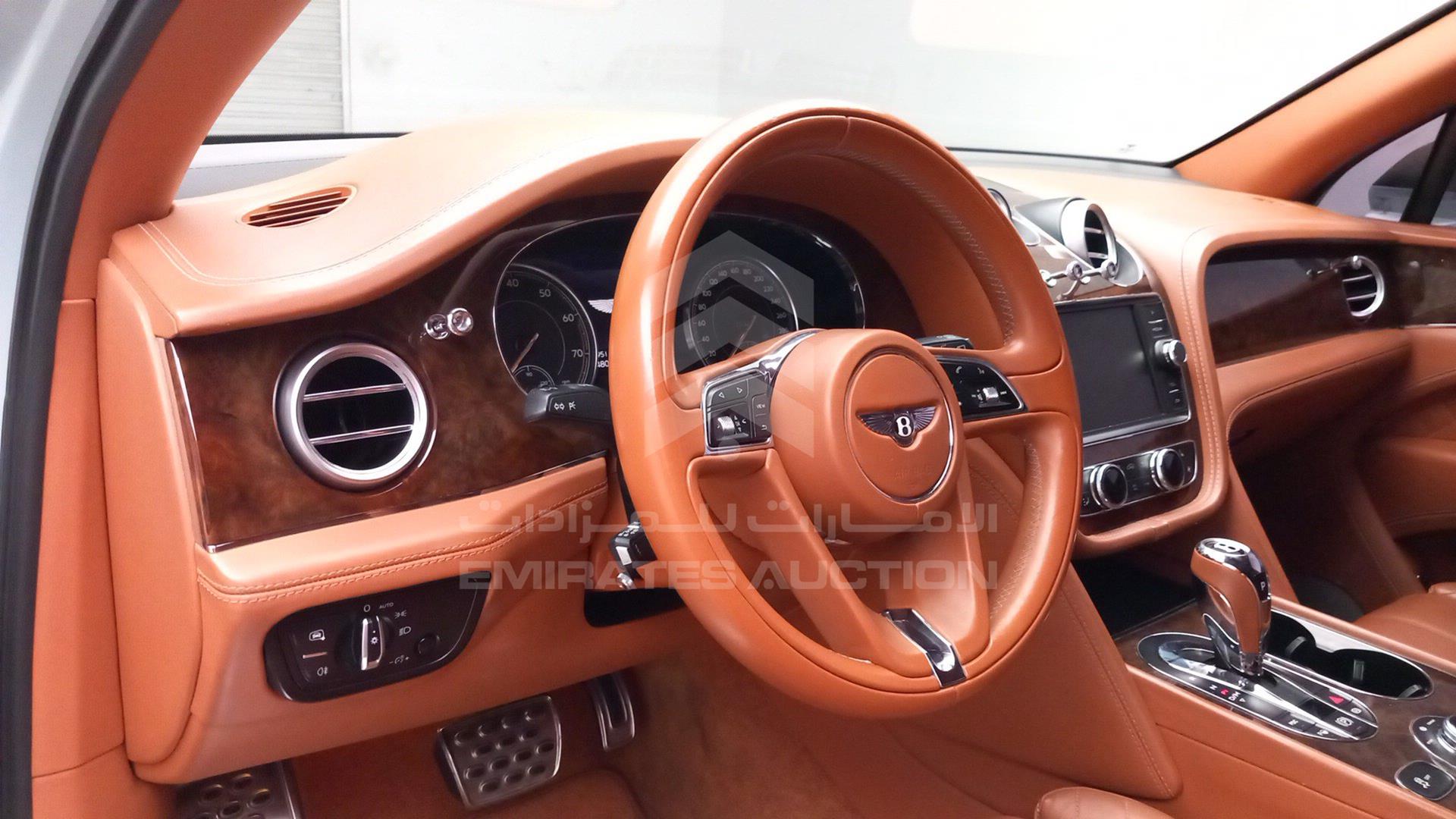 2017 BENTLEY BENTAYGA VIN: SJAAB1ZV5HC016676