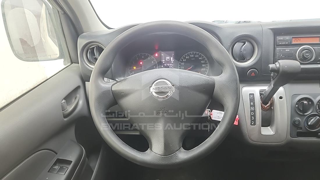 نيسان أورفان 2018 — التحكمات في عجلة القيادة — صورة 8