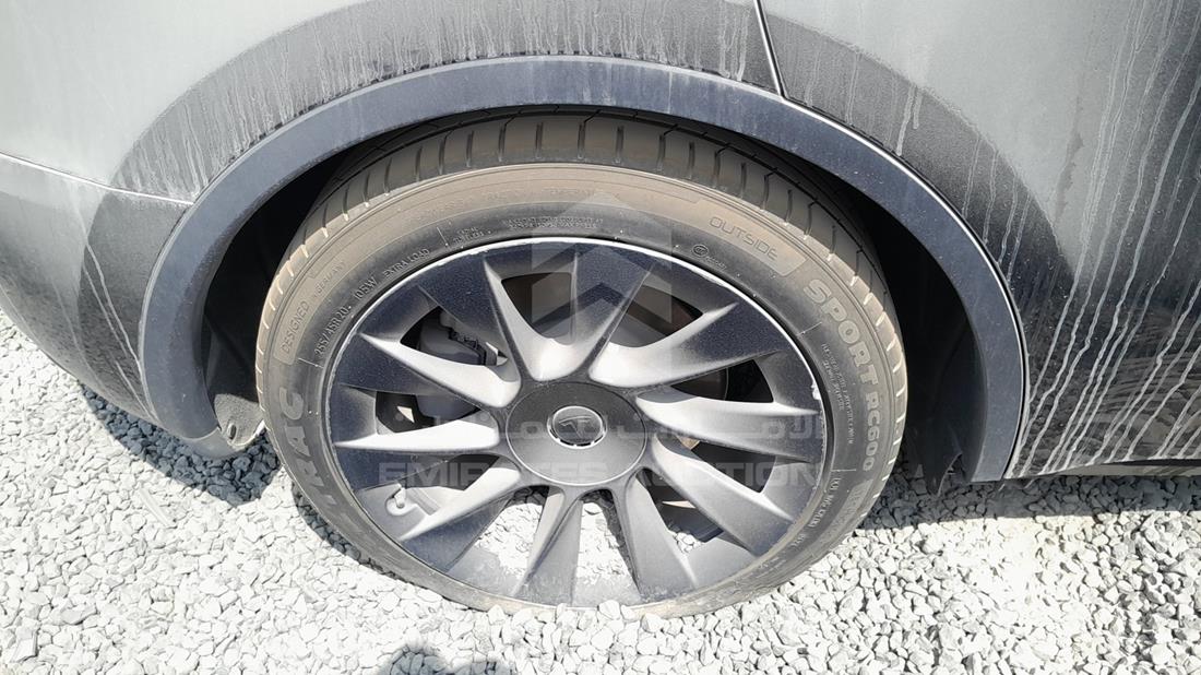 تيسلا Model Y 2023 — الباب الخلفي الأيمن — صورة 28