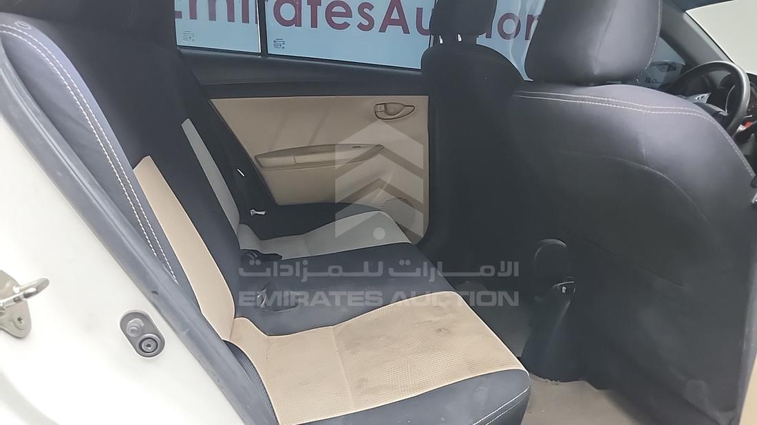 تويوتا ياريس 2016 — زاوية الراكب الخلفي اليمنى — صورة 22