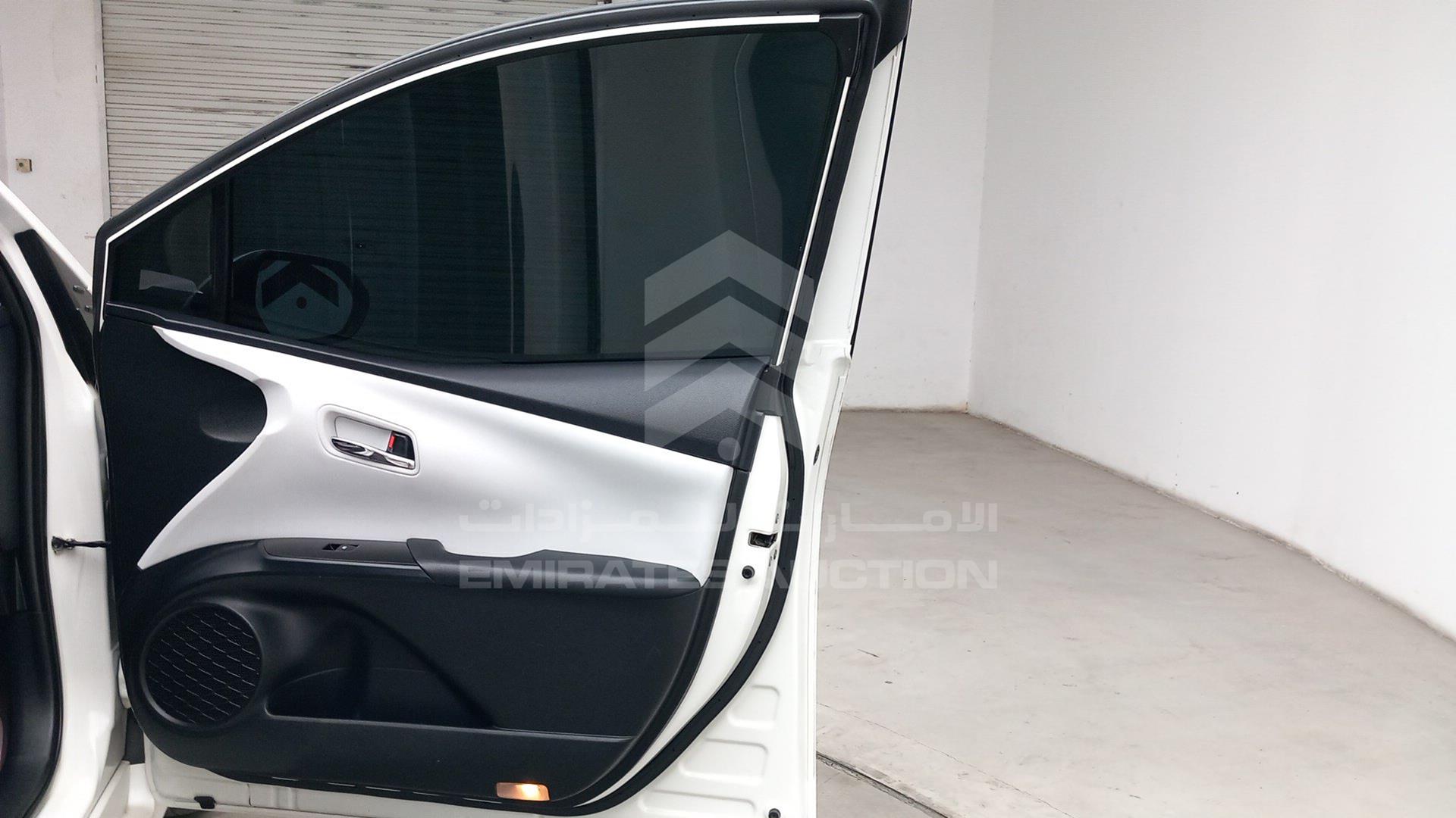 2018 TOYOTA PRIUS VIN: JTDKB3FU3J3589687