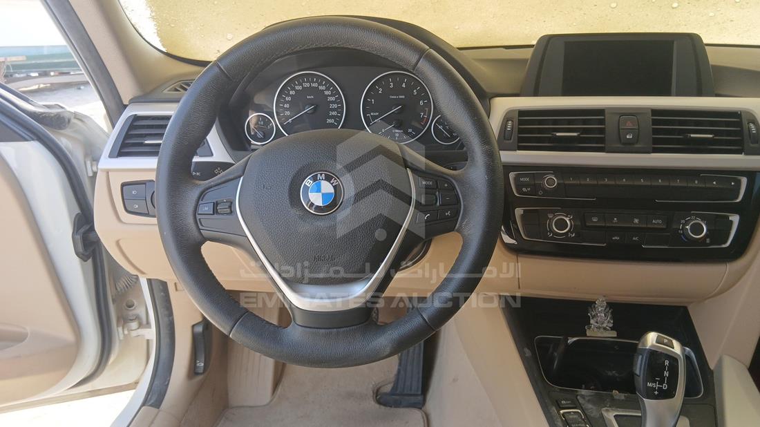 بي ام دبليو 318i 2018 — التحكمات في عجلة القيادة — صورة 13
