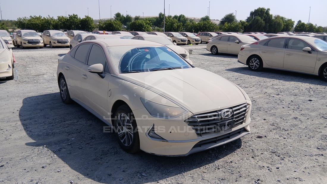 هيونداي سوناتا هجينة 2021 — الزاوية الأمامية اليمنى — صورة 10