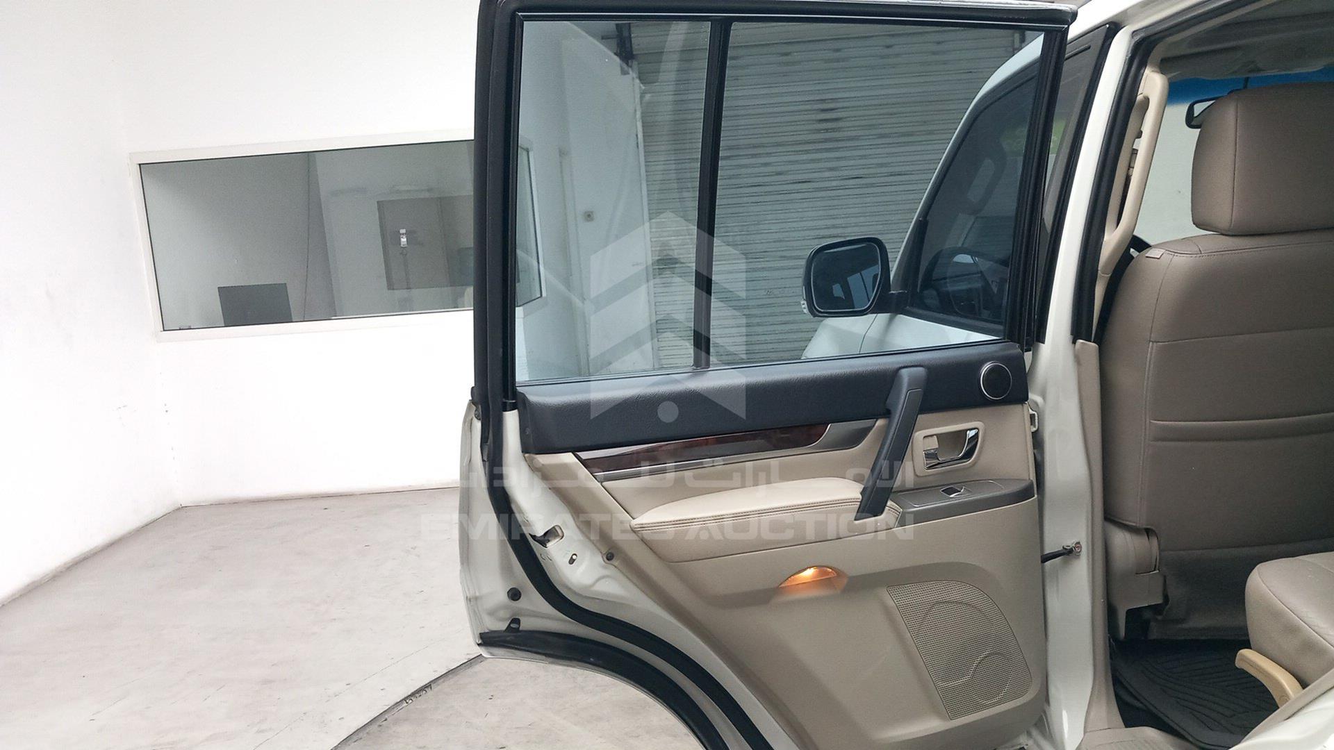 2014 MITSUBISHI PAJERO VIN: JMYLRV95WEJ703780