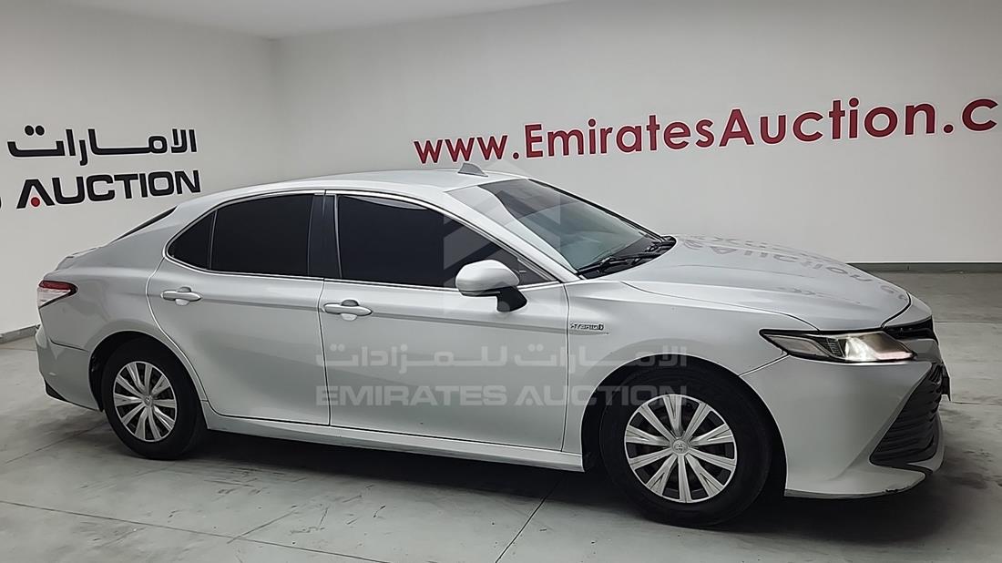 تويوتا كامري 2019 — الزاوية الأمامية اليمنى — صورة 9