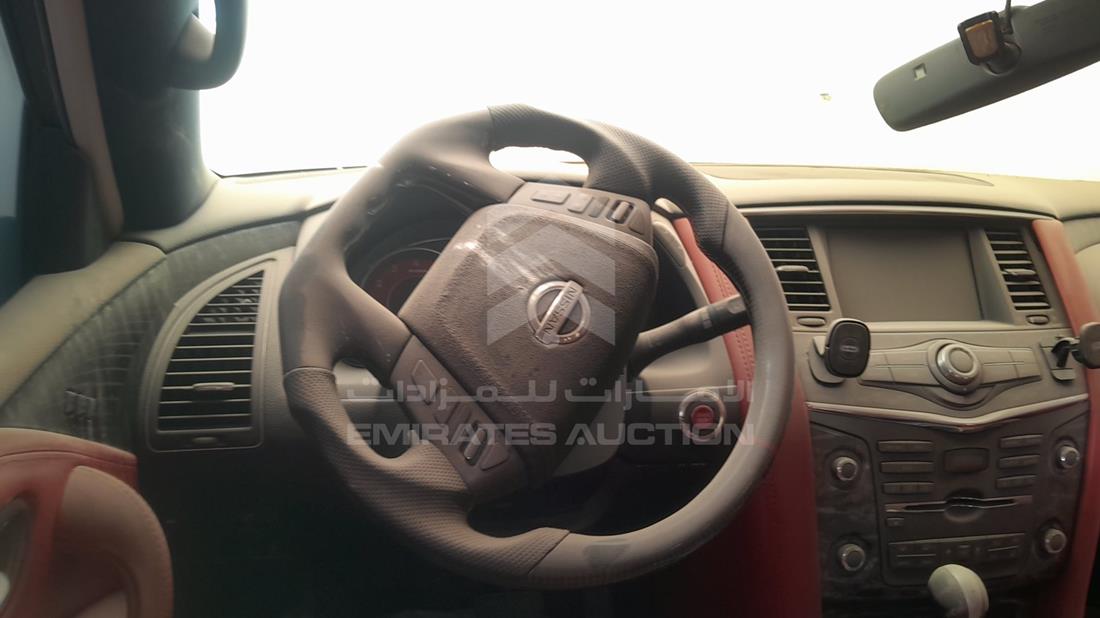 نيسان باترول 2011 — التحكمات في عجلة القيادة — صورة 13