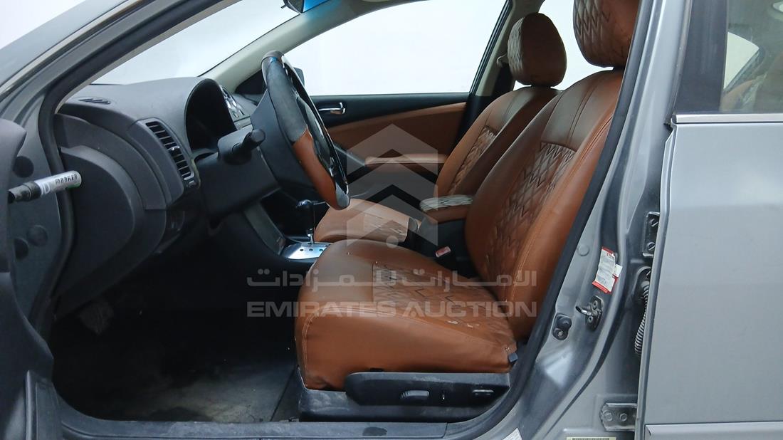 نيسان التيما 2009 — زاوية السائق الأمامية اليسرى — صورة 16