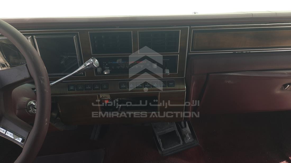 لينكولن تاون كار 1989 — نظم الترفيه وكاميرا المراقبة والملاحة — صورة 17