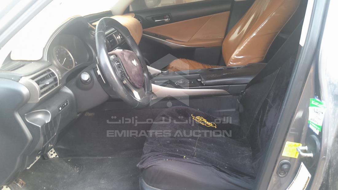 لكزس اى اس 250 2014 — زاوية السائق الأمامية اليسرى — صورة 14