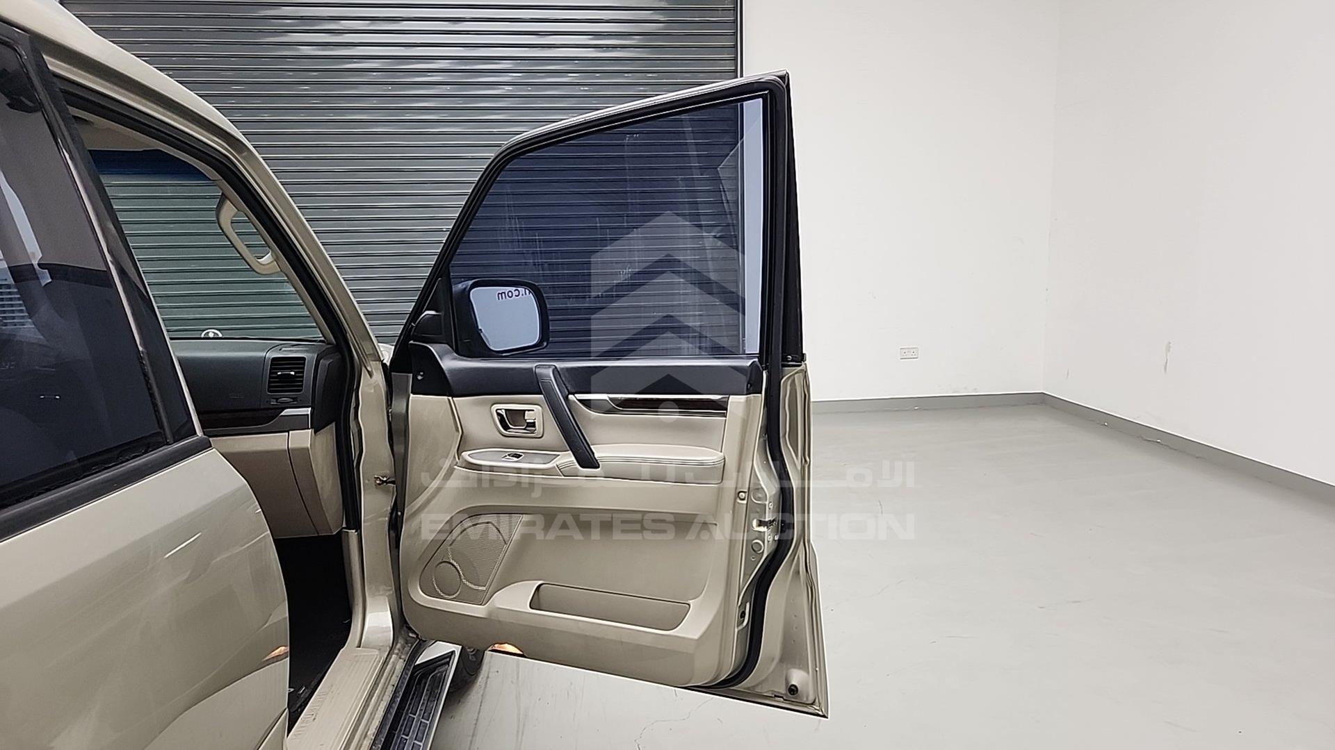 2011 MITSUBISHI PAJERO VIN: JMYLRV95WBJ706502