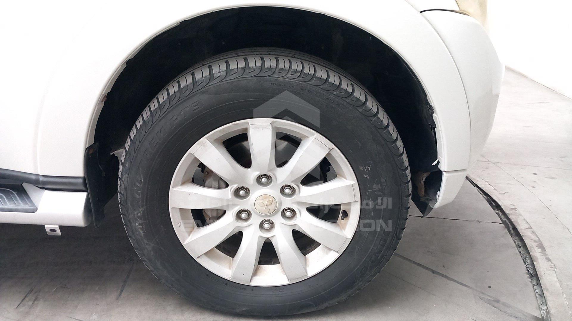 2011 MITSUBISHI PAJERO VIN: JMYLV97WB706495