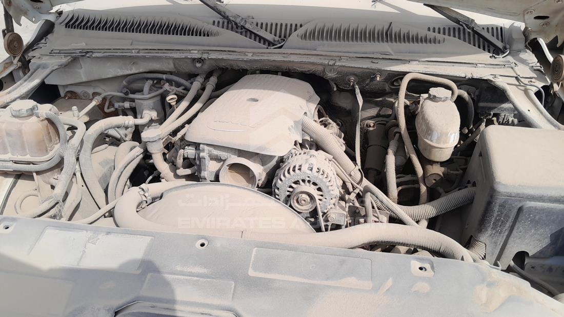 2004 GMC Suburban — Engine Bay — Photo 28