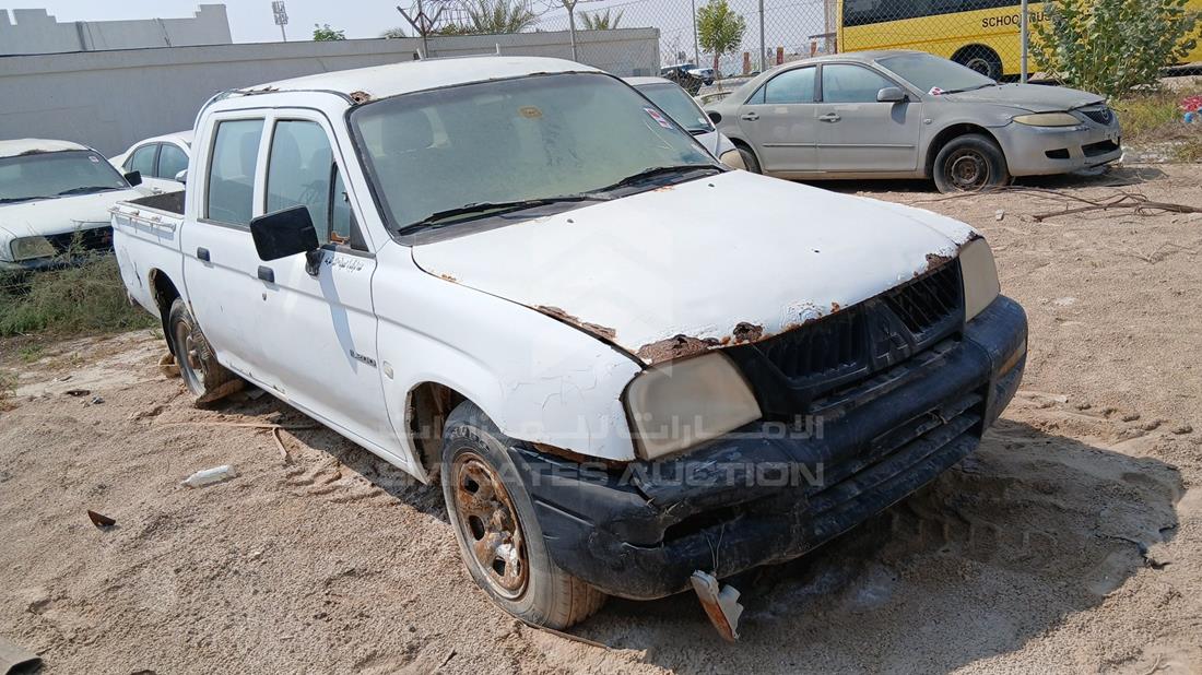2005 Mitsubishi L 200 — Front Right Angle — Photo 9