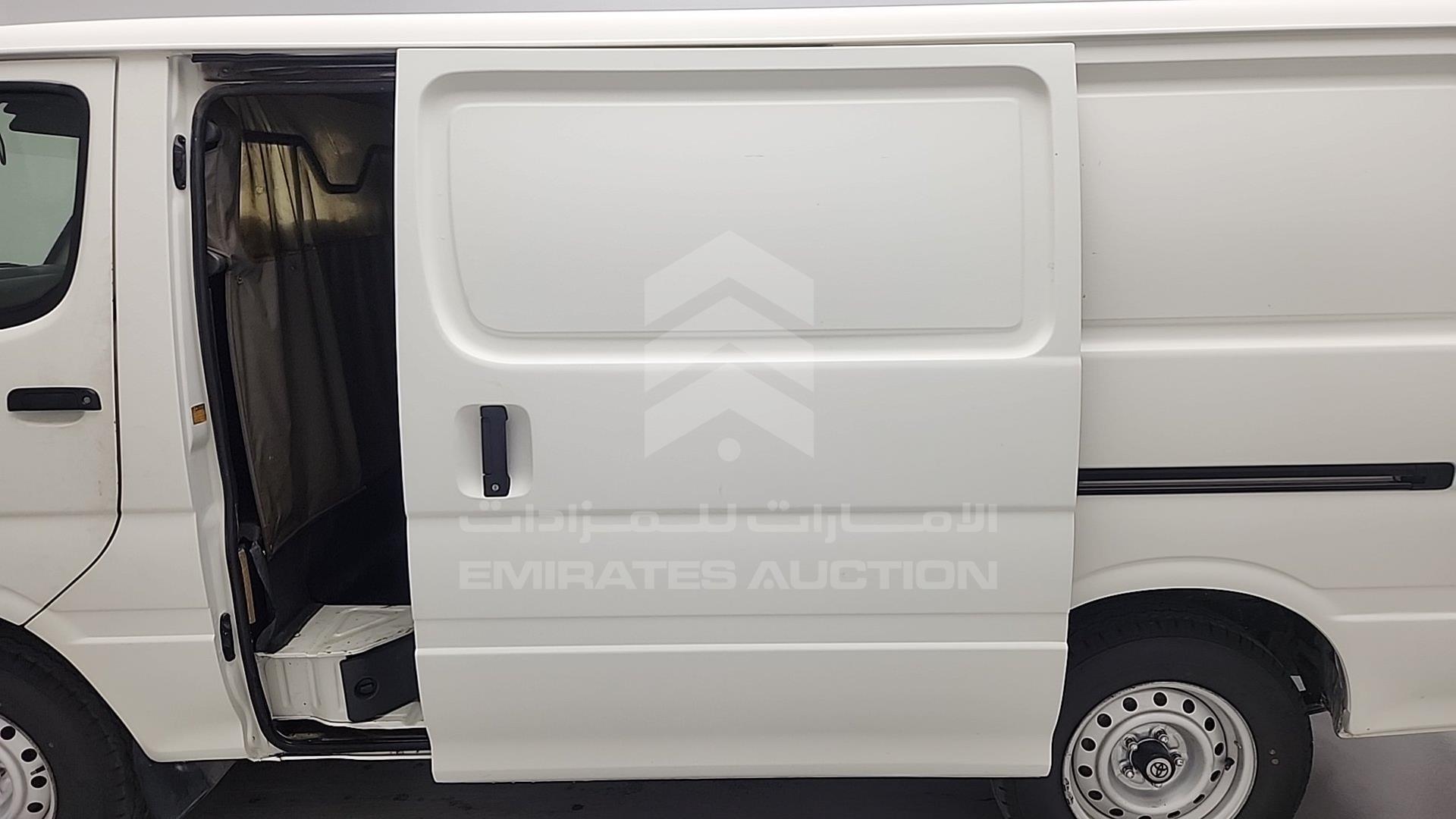 2004 TOYOTA HIACE VIN: JT4ZR119747014734