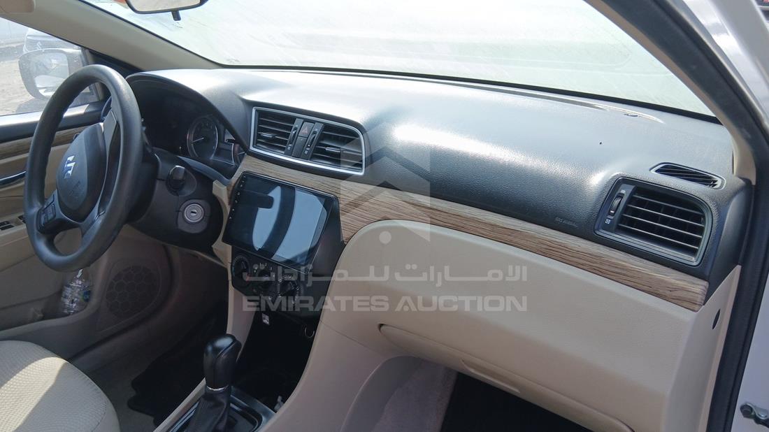 سوزوكي سياز 2023 — زاوية واجهة الراكب الأمامي الأيمن — صورة 26