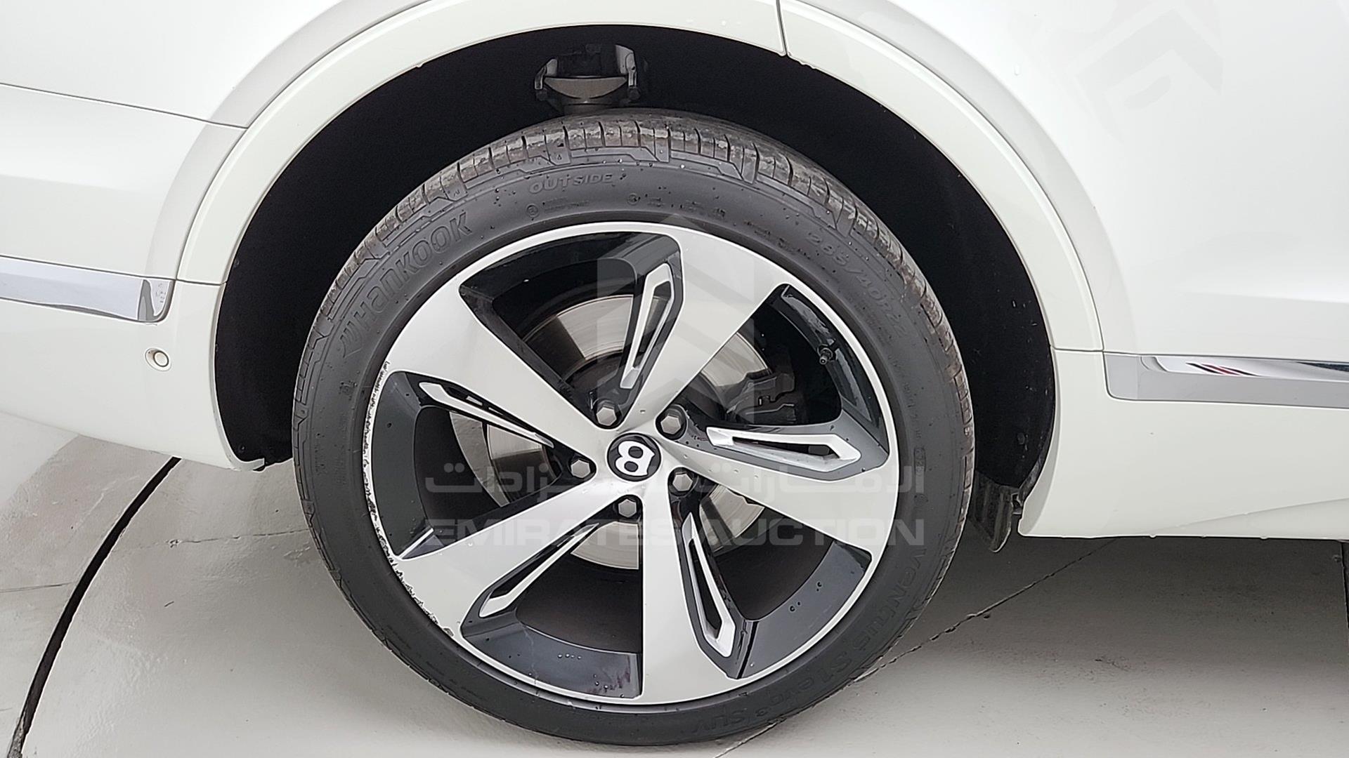2018 BENTLEY BENTAYGA VIN: SJAAL1ZV5JC022898