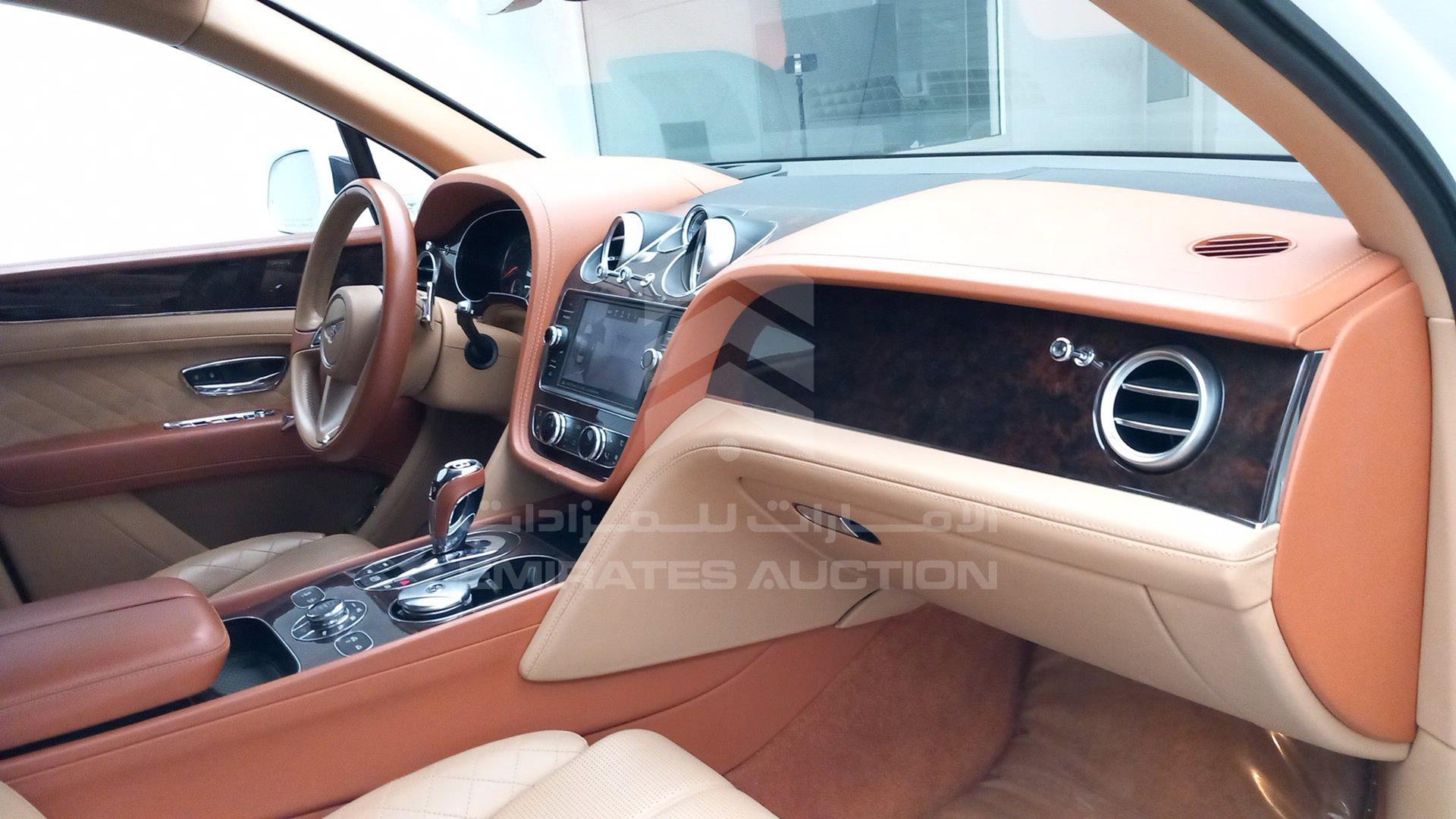 2017 BENTLEY BENTAYGA VIN: SJAAB1ZV8HC015778