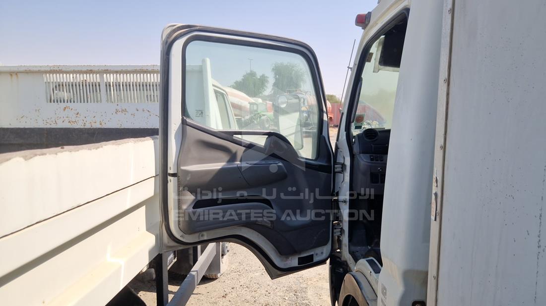 ميتسوبيشي فوسو 2020 — الباب الأمامي الأيسر — صورة 10