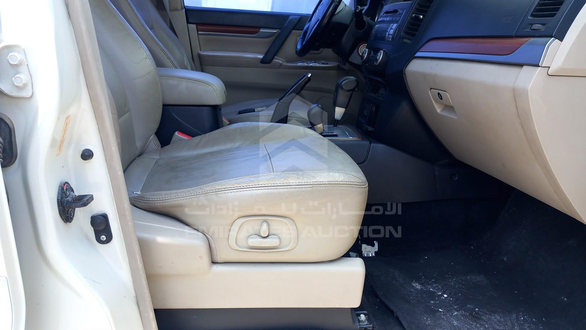 2008 MITSUBISHI PAJERO VIN: JMYLRV93W8J724284