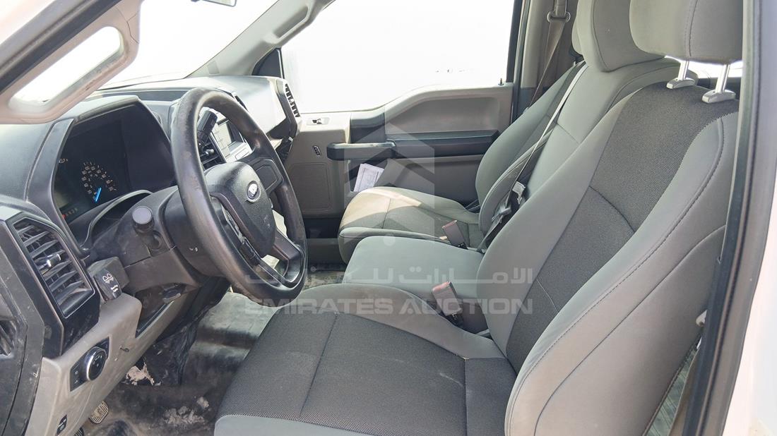فورد اف 150 2020 — زاوية السائق الأمامية اليسرى — صورة 13