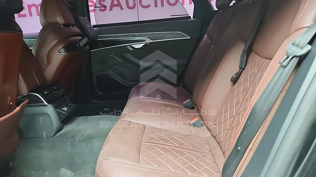 اودي A8 2020 — زاوية الراكب الخلفي اليسرى — صورة 20