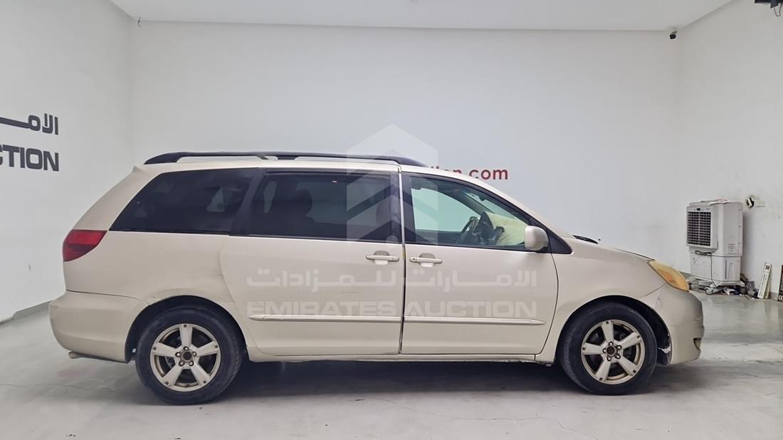 2004 Toyota Sienna — Front Right Angle — Photo 13