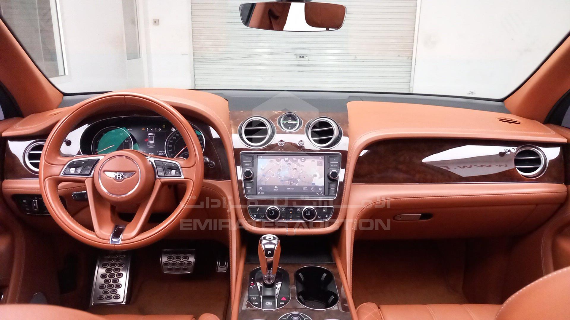 2017 BENTLEY BENTAYGA VIN: SJAAB1ZV5HC016676