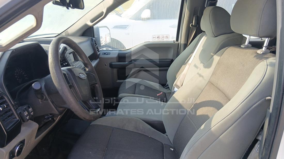 فورد اف 150 2020 — زاوية السائق الأمامية اليسرى — صورة 13